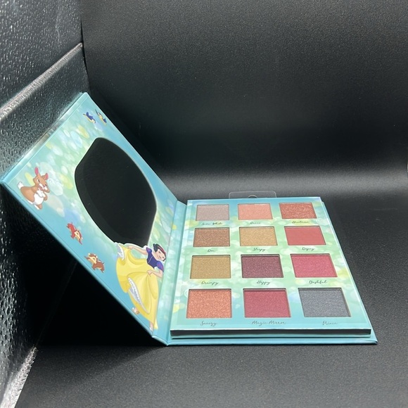 🎉 New Disney Princess Snow White 12 Color Eyeshadow Mirror Palette - Picture 4 of 6